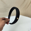 Diadema acolchada de satén negro retro con botón de metal dorado para un peinado elegante - Negro