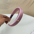 Detalle de diadema de satén rosa con botón dorado grabado y etiqueta de hecho a mano - Rosa Rojo