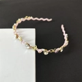 Dettaglio della fascia floreale rosa con strass, farfalle in metallo e perle lucide - Rosa