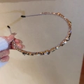 Elegante cerchietto dorato con intarsio di cristalli di lusso e strass scintillanti - Grigio