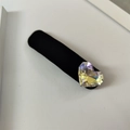 Vue détaillée du cœur en cristal arc-en-ciel sur un accessoire de cheveux en velours - Pince BB Flocage