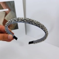 Serre-tête gris élégant orné de perles de cristal et finition en tissu satiné - Gris