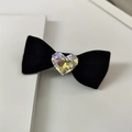 Primer plano detallado de un pasador de pelo de terciopelo con cristal de corazón - Lazo para el pelo