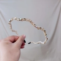 Detalle de diadema ondulada de cristal con acabado oro champán y brillantes diamantes - Champán