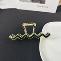 Eleganter Haarklammer aus Goldmetall in Wellenform mit dunkelgrünem Emaille-Finish - Minzgrün