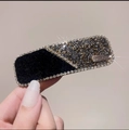 Elegante pinza para el pelo de terciopelo negro con pedrería y el logo de Lovedays - Diamante en Rombo