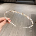 Detalle de una diadema fina con cristales de champán y pequeñas cuentas doradas - Blanco