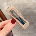 Détail de la pince à cheveux BB rectangulaire en cuir PU camel avec coutures fines - Kaki