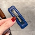 Détail de la barrette rectangulaire en cuir PU bleu foncé avec coutures à la main et clip en métal - Bleu marine