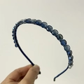 Detailansicht eines dunkelblauen Samthaarreifs mit facettierten Kristallglasperlen - Blau