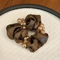 Elegante donkerbruine satijnen haarelastiek met champagne parels en kristallen - Bruin