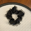 Elastico scrunchie di lusso in raso nero con perline di cristallo su vassoio bianco - Nero