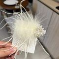 Eleganter weißer Feder-Haarclip mit Perlenblume für stilvolle Damenfrisuren und Accessoires - Weiß