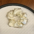 Elegante elastico in raso beige con perline di cristallo champagne in un vassoio display - Beige