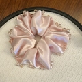 Detailansicht eines rosa Satin-Haargummis mit facettierten Bernstein-Kristallperlen - Rosa