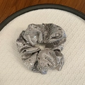 Detalle de coletero de terciopelo gris plata con diamantes de imitación brillantes - Gris