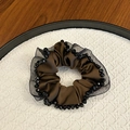 Detail van satijnen scrunchie met geplooide kanten mesh en zwarte kristallen kralen - Koffie met Zwarte Kralen