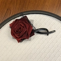 Détail d'une pince à cheveux rose en satin rouge vin faite main avec dentelle noire - Style Floral D