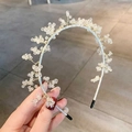 Eleganter dünner Kristall-Haarreif mit Silbermetallrahmen und funkelnden Perlenclustern - Weiß