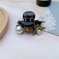 Nahaufnahme der Haarspange mit Perlen, goldener Biene und Vintage-Harz mit Kristall - Schwarz