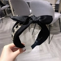 Serre-tête élégant en satin noir avec gros nœud et détail de chaîne tressée tricolore - Style Nœud