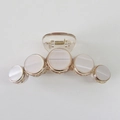 Elegante pinza de pelo de resina champán con detalles de nácar y resorte dorado - Champán