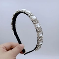 Dettaglio del cerchietto barocco con grandi strass trasparenti su tessuto nero - Stile Strass Rettangolare E Piccolo (B款)