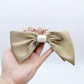 Eleganter champagnerfarbener Satin-Haargummi mit Schleife und großer rechteckiger Kunstperle - Khaki