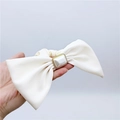 Detail von Seidensatin-Haargummi in Creme mit quadratischer Perle und Goldkettenrand - Beige