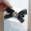 Lazo para el pelo negro elegante con flor de camelia de strass y perla central - Lazo Negro (Camelia Blanca) / Negro