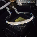 Detalle de diadema brillante con múltiples filas de strass y base plateada sobre negro - Diadema de Borla Cuatro Filas