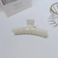 Dettaglio molletta per capelli in acetato perlato con finitura iridescente chic - 11cm / Stile Molletta Quadrato