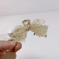 Détail de la pince à cheveux en organza avec cadre doré et bordure en perles - Champagne