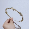 Serre-tête doré élégant avec perles blanches, fleurs en cristal et détails de nœud - Style Perle