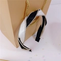 Serre-tête noué en satin noir et blanc orné de strass brillants dans un sac cadeau élégant - Noir & Blanc