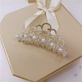 Detalle de una pinza para el cabello de corona dorada con perlas en caja de regalo de lujo - Estilo Perla y Strass