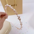 Dettaglio di cerchietto foglia oro rosa con perle bianche per acconciature eleganti - Oro rosa