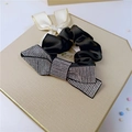 Eleganter schwarzer Satin-Haargummi mit großer glitzernder Strass-Schleife in Box - Schleife-Stil / Schwarz