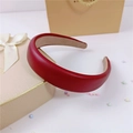 Detalle de diadema de cuero PU rojo acolchado con textura gruesa y forro interior - Burdeos