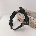 Détail du serre-tête plissé noir avec nœud en strass et doublure en pied-de-poule - Blanc