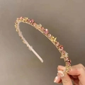 Elegante cerchietto dorato con cristalli rosa sfaccettati e piccole perle stile lusso - Rosa