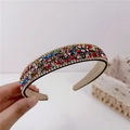 Cerchietto largo di lusso con strass colorati e catena di perle dorate su base nera - Colorato
