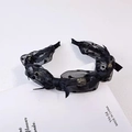 Dettaglio del cerchietto in pizzo nero con pois e ricami dorati di alta qualità - Nero