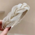 Elegante diadema trenzada blanca con diamantes de imitación brillantes y encaje - Beige
