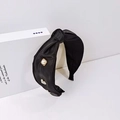 Elegante cerchietto in raso nero con perle e cuore di strass su una scatola decorativa - Nero