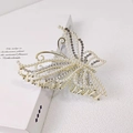Elegante pinza para el pelo de mariposa dorada con perlas y strass en libro blanco - Estilo Perla y Strass