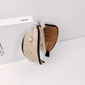 Cerchietto largo in rete con perle e strass su uno sfondo bianco minimalista - Cachi