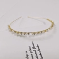 Elegante cerchietto in metallo dorato con perle bianche e strass scintillanti - Stile Perla e Strass Sfasato (A款)