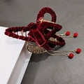 Pinza para el pelo de terciopelo rojo con abanico dorado y borlas largas de perlas - Burdeos