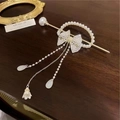 Elegante fermaglio per capelli vintage con fiocco dorato, nappe di perle e fiore bianco - Fiocco Strass Anello Perla (5025663503737) / Stile Fiocco